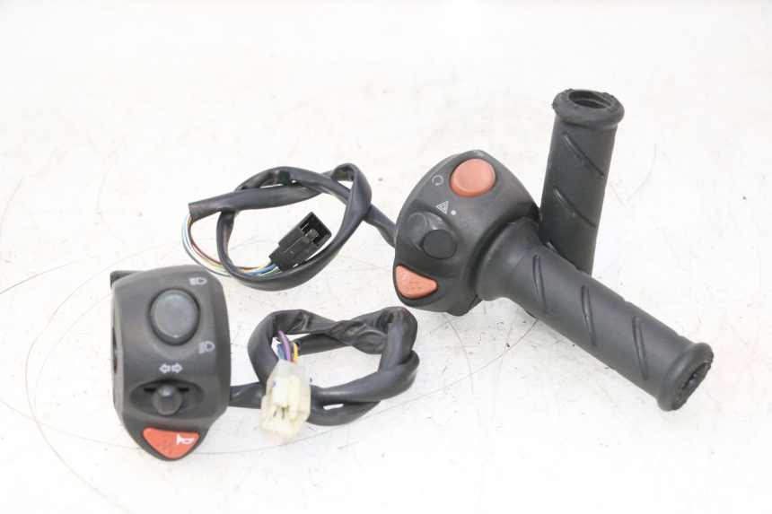 photo de PAIRE COMMODOS PEUGEOT SATELIS 125 (2013 - 2018) - Vue principale