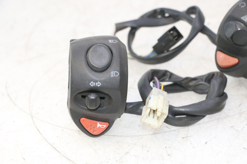photo de PAIRE COMMODOS PEUGEOT SATELIS 125 (2013 - 2018) - Détails caractéristiques