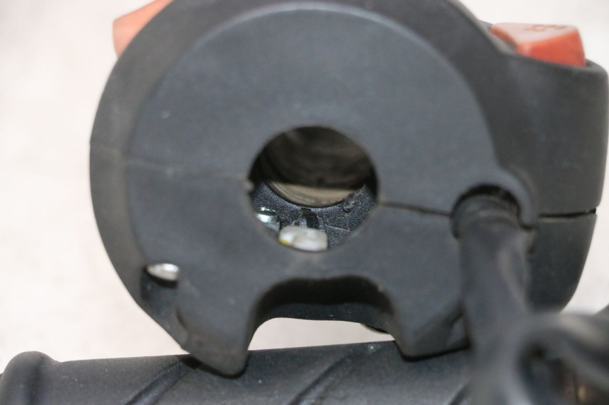 photo de PAIRE COMMODOS PEUGEOT SATELIS 125 (2013 - 2018) - Points de fixation