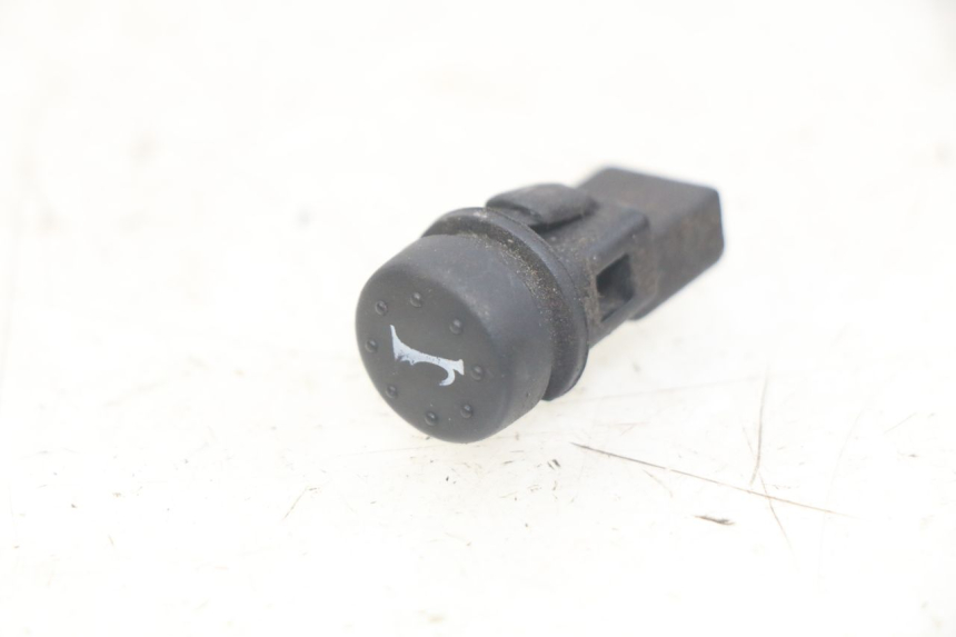 photo de PAIRE COMMODOS PIAGGIO X8 125 (2004 - 2007) - Gros plan technique