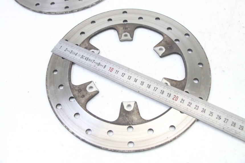 photo de PAIRE DISQUES FREIN AVANT PIAGGIO MP3 LT 400 (2007 - 2012) - Gros plan technique