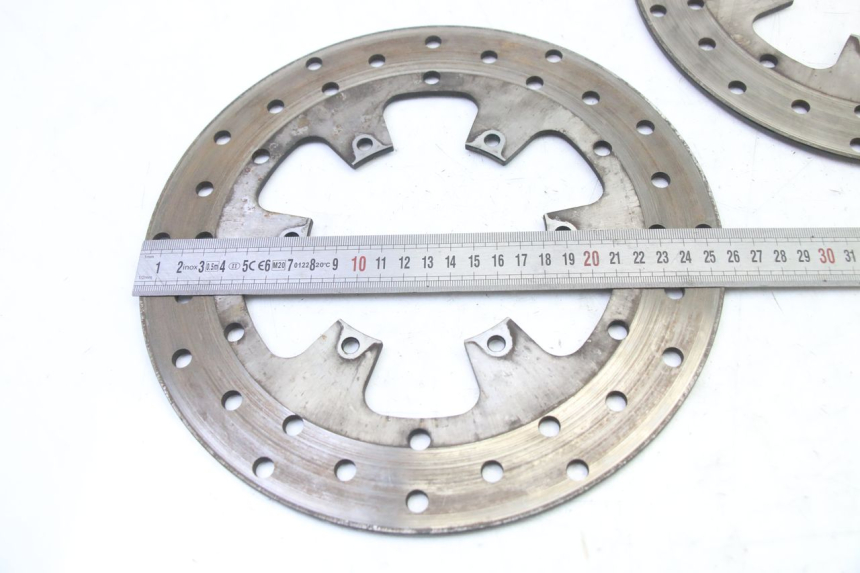 photo de PAIRE DISQUES FREIN AVANT PIAGGIO MP3 500 (2014 - 2017) - Gros plan technique