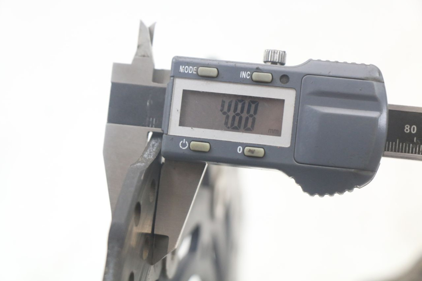 photo de PAIRE DISQUES FREIN AVANT YAMAHA TDM ABS 900 (2002 - 2014) - Gros plan technique