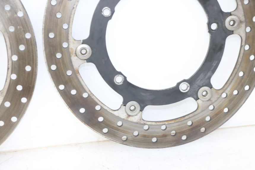 photo de PAIRE DISQUES FREIN AVANT YAMAHA XJ6 ABS 600 (2008 - 2016) - Points de fixation