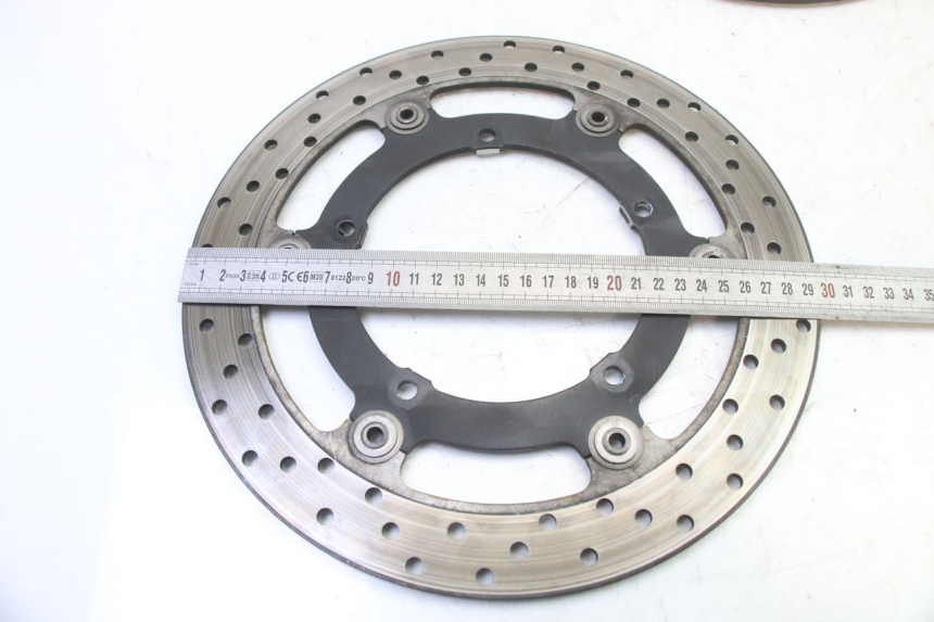 photo de PAIRE DISQUES FREIN AVANT YAMAHA XJ6 ABS 600 (2008 - 2016) - Gros plan technique