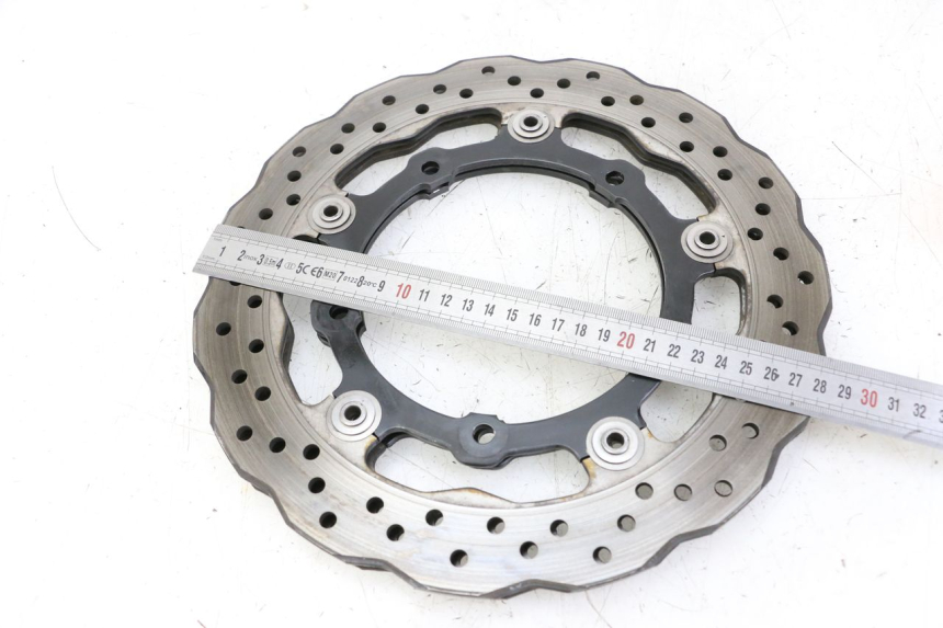 photo de PAIRE DISQUES FREIN AVANT YAMAHA TRACER 7 700 (2020 - 2024) - Gros plan technique