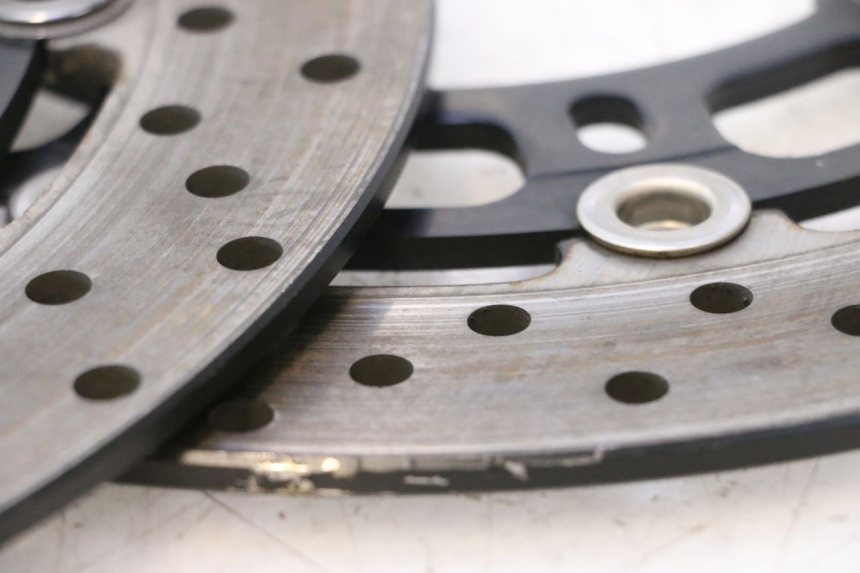 photo de PAIRE DISQUES FREIN AVANT YAMAHA YZF R6 600 (2008 - 2009) - Points de fixation