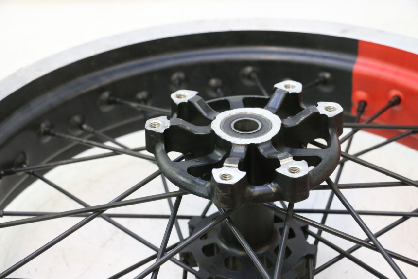 photo de PAIRE JANTES HM HONDA CRM DERAPAGE RR 50 (2006 - 2017) - Gros plan technique