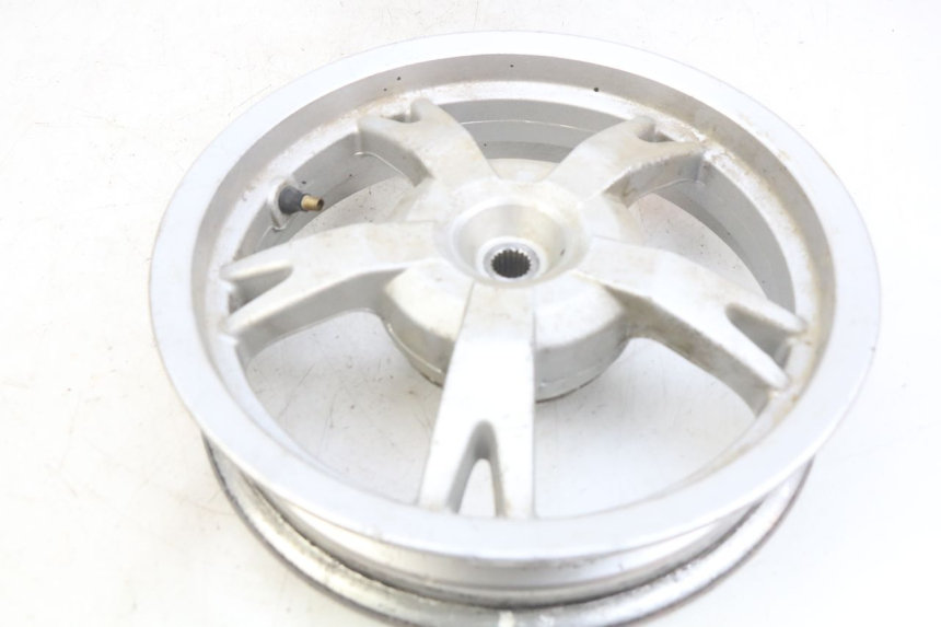 photo de PAIRE JANTE PEUGEOT KISBEE 2T 50 (2010 - 2017) - Points de fixation