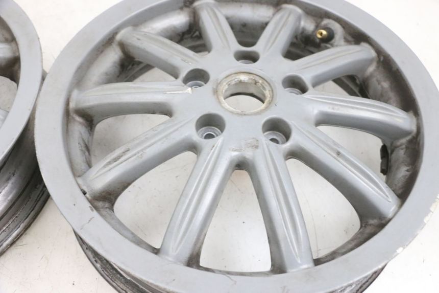 photo de PAIRE JANTES PIAGGIO MP3 RL 250 (2006 - 2010) - Gros plan technique