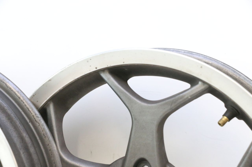 photo de PAIRE JANTES PIAGGIO MP3 500 (2016 - 2018) - Points de fixation