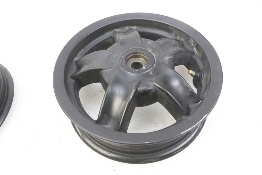 photo de PAIRE JANTE PIAGGIO ZIP 4T 50 (2018 - 2020) - Gros plan technique