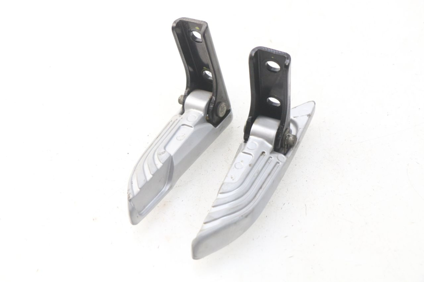 photo de PAIRE PLATINE CALE PIED ARRIERE PIAGGIO LIBERTY IGET 4T 50 (2015 - 2020) - Autre angle de vue