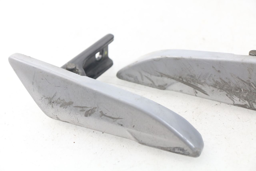 photo de PAIRE PLATINE CALE PIED ARRIERE PIAGGIO LIBERTY IGET 4T 50 (2015 - 2020) - Gros plan technique