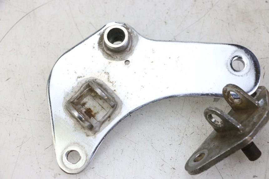 photo de PAIRE PLATINE CALE PIED AVANT HYOSUNG GV AQUILA 125 (2000 - 2009) - Détail de la pièce