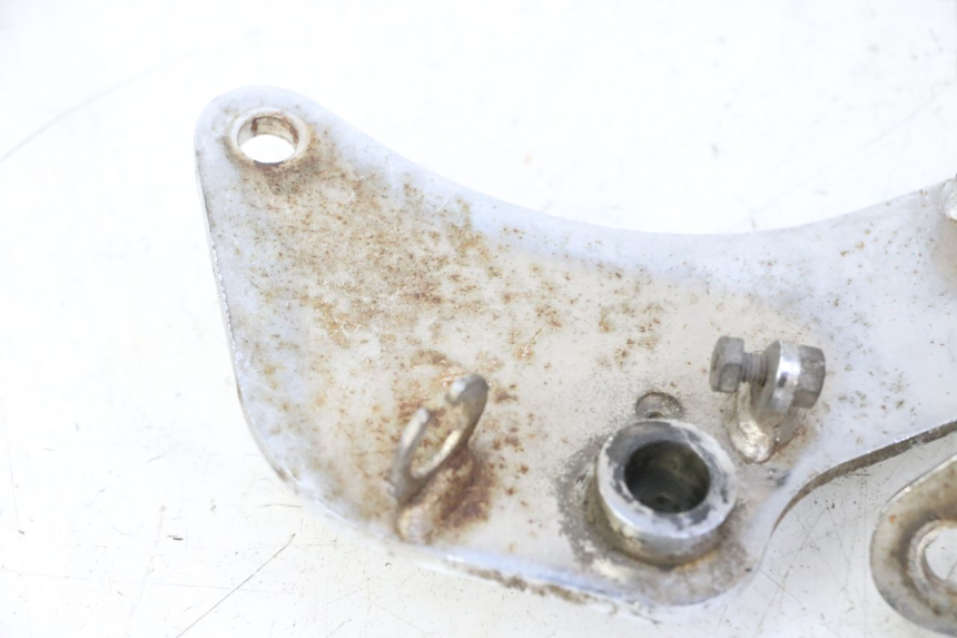 photo de PAIRE PLATINE CALE PIED AVANT HYOSUNG GV AQUILA 125 (2000 - 2009) - Autre angle de vue