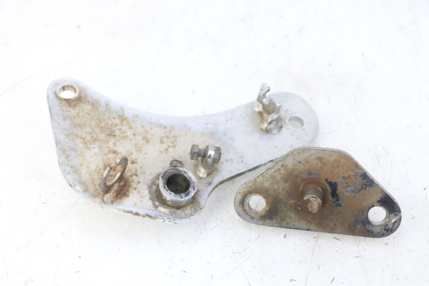 photo de PAIRE PLATINE CALE PIED AVANT HYOSUNG GV AQUILA 125 (2000 - 2009) - Gros plan technique