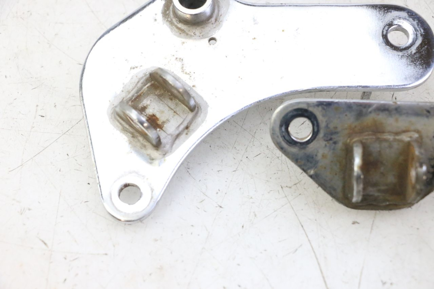 photo de PAIRE PLATINE CALE PIED AVANT HYOSUNG GV AQUILA 125 (2000 - 2009) - Points de fixation