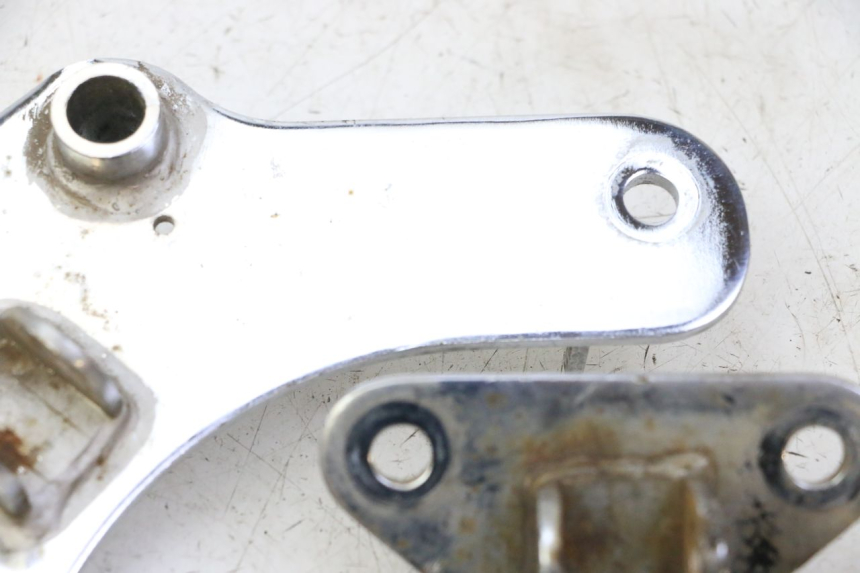 photo de PAIRE PLATINE CALE PIED AVANT HYOSUNG GV AQUILA 125 (2000 - 2009) - Pièce contrôlée