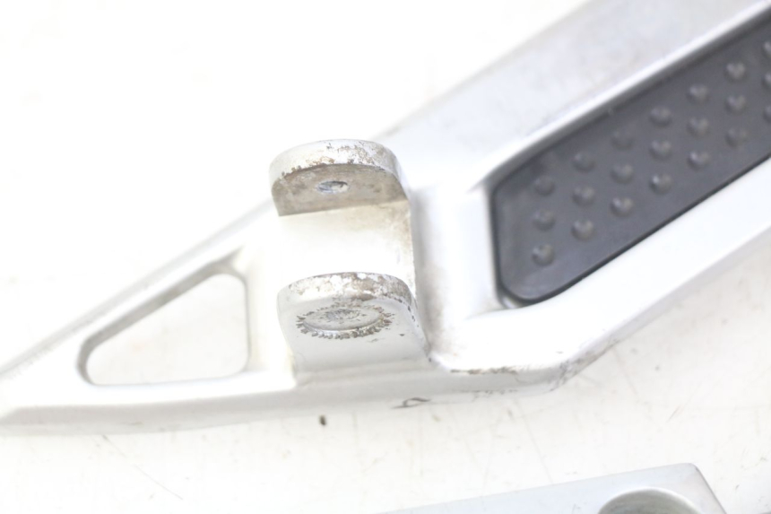 photo de PAIRE PLATINE CALE PIED AVANT YAMAHA FJR ABS 1300 (2006 - 2012) - Zoom composants