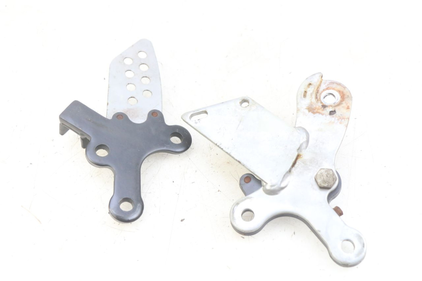 photo de PAIRE PLATINE CALE PIED AVANT YAMASAKI RAPTOR 50 (2013 - 2018) - Gros plan technique