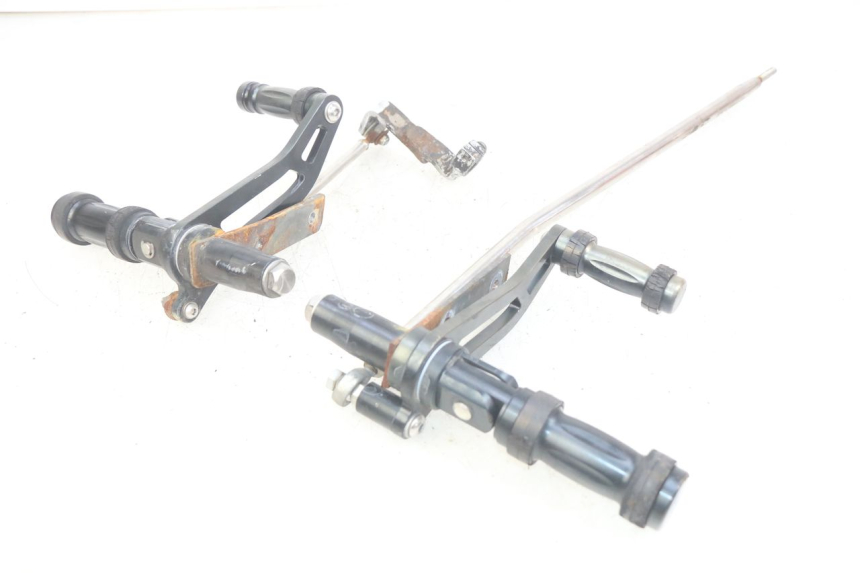 photo de PAIRE PLATINE CALE PIED AVANT DAELIM VL DAYSTAR 125 (2000 - 2011) - Vue principale