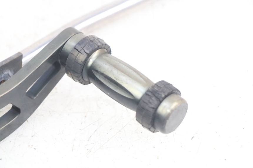 photo de PAIRE PLATINE CALE PIED AVANT DAELIM VL DAYSTAR 125 (2000 - 2011) - Détails caractéristiques