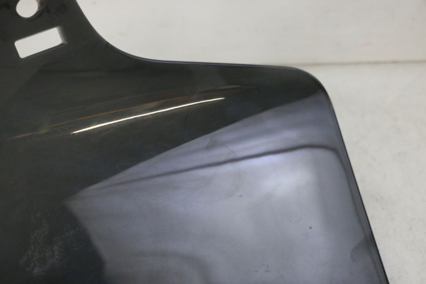 photo de PARE BRISE PEUGEOT ELYSTAR 50 (2002 - 2014) - Gros plan technique