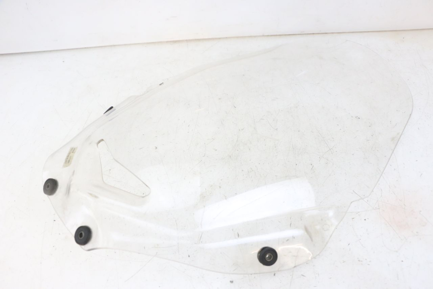 photo de PARE BRISE PEUGEOT SATELIS COMPRESSOR K15 125 (2006 - 2009) - Gros plan technique