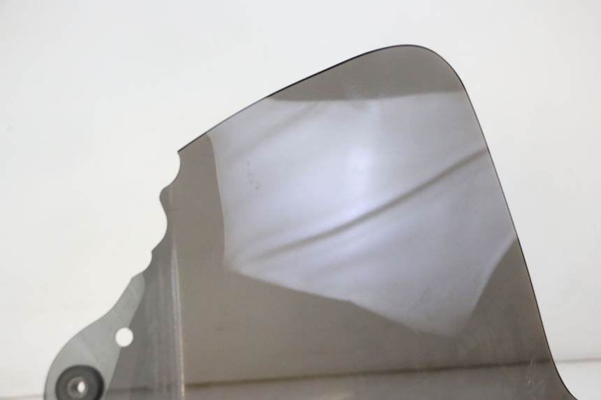 photo de PARE BRISE PEUGEOT SATELIS 125 (2013 - 2018) - Gros plan technique