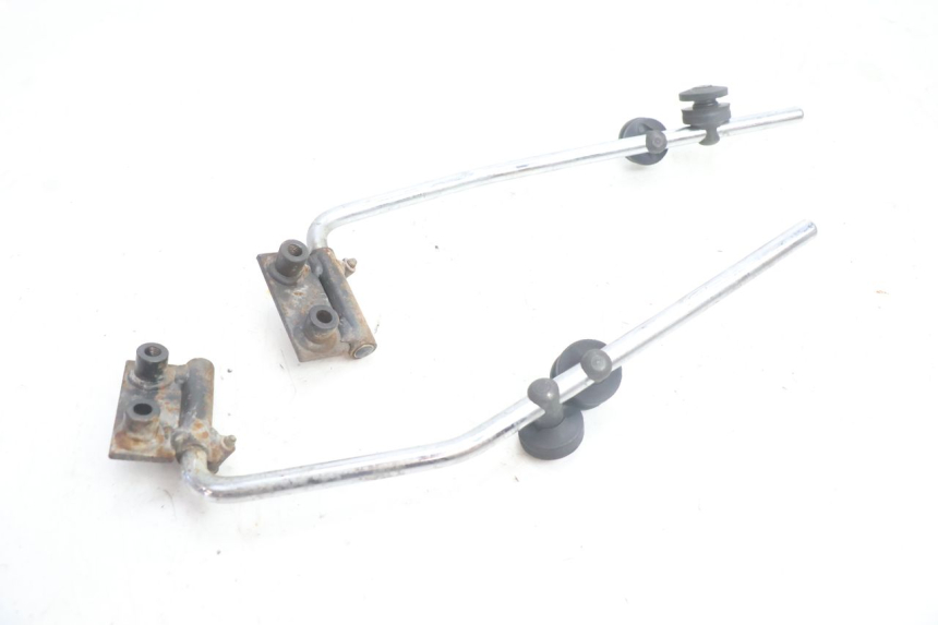 photo de PARE BRISE APRILIA SCARABEO GT 125 (1999 - 2007) - Points de fixation