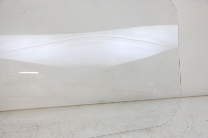 photo de PARE BRISE SUZUKI BURGMAN 125 (2018 - 2021) - Détails caractéristiques