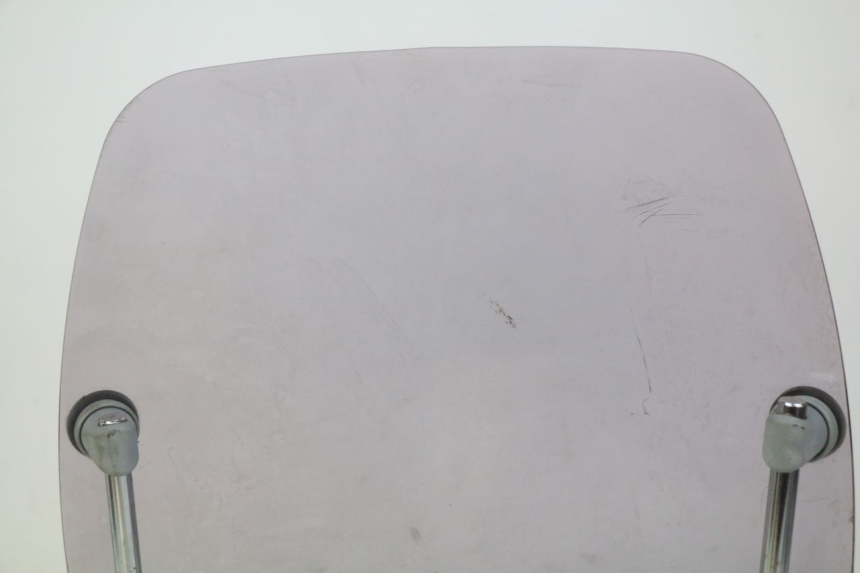 photo de PARE BRISE PIAGGIO VESPA SPRINT 2T 50 (2014 - 2018) - Gros plan technique