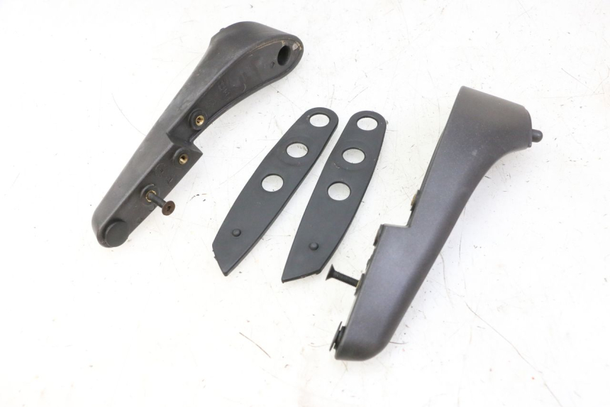 photo de PARE BRISE PIAGGIO X9 EVOLUTION 125 (2003 - 2007) - Points de fixation