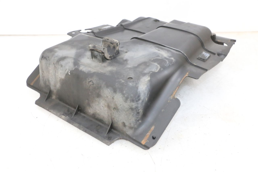 photo de PASSAGE ROUE ARRIERE SUZUKI BURGMAN 650 (2013 - 2020) - Gros plan technique