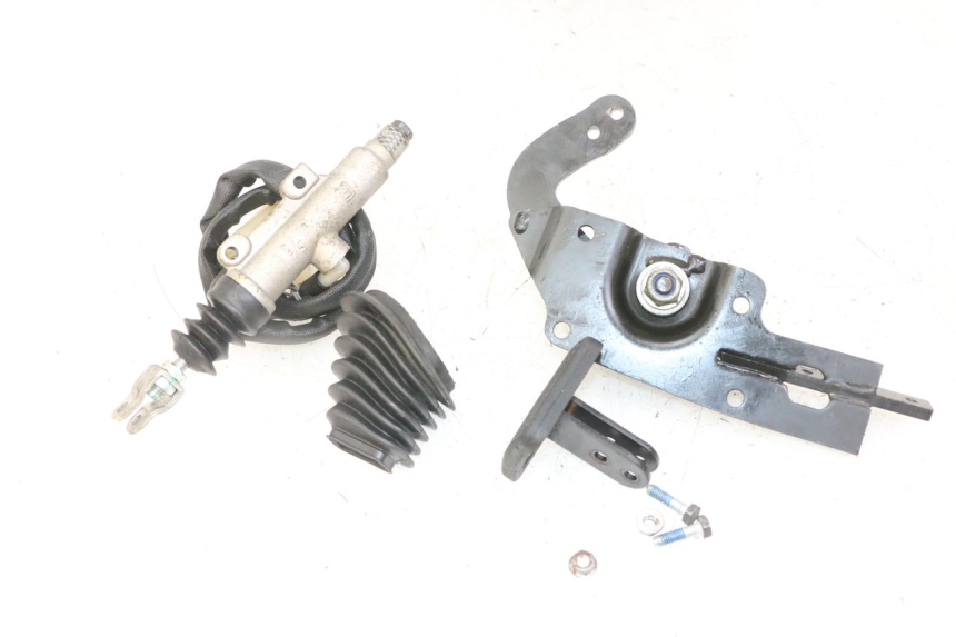 photo de PEDALE DE FREIN  PIAGGIO IE MP3 YOURBAN 300 (2011 - 2016) - Gros plan technique