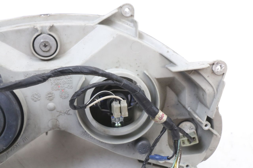 photo de PHARE AVANT SUZUKI BURGMAN 125 (2007 - 2014) - Points de fixation