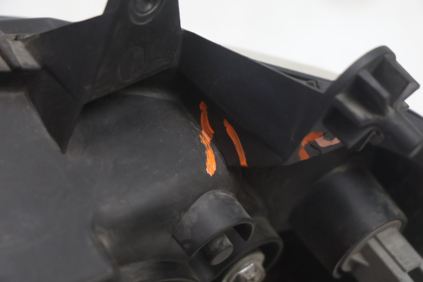 photo de PHARE AVANT DROIT SUZUKI BURGMAN EXECUTIVE ABS 650 (2006 - 2012) - État de surface