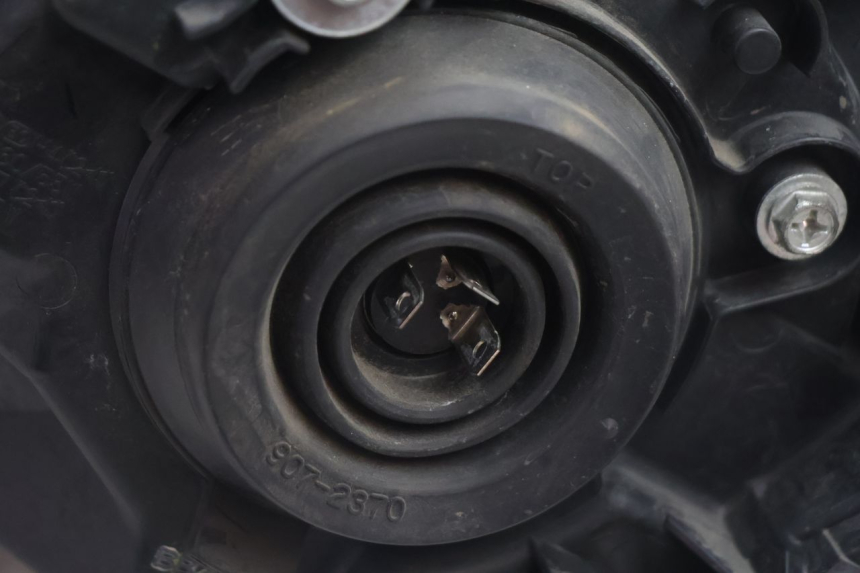 photo de PHARE AVANT DROIT SUZUKI BURGMAN EXECUTIVE ABS 650 (2006 - 2012) - État de surface