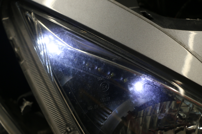 photo de PHARE AVANT DROIT SYM JOYMAX 125 (2010 - 2017) - Zoom état d’usage