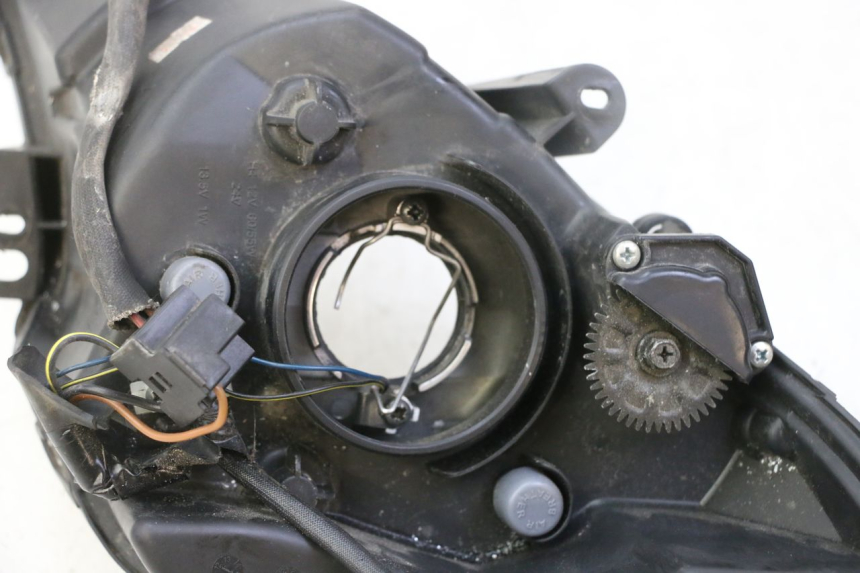 photo de PHARE AVANT DROIT PEUGEOT SATELIS 125 (2013 - 2018) - Gros plan technique