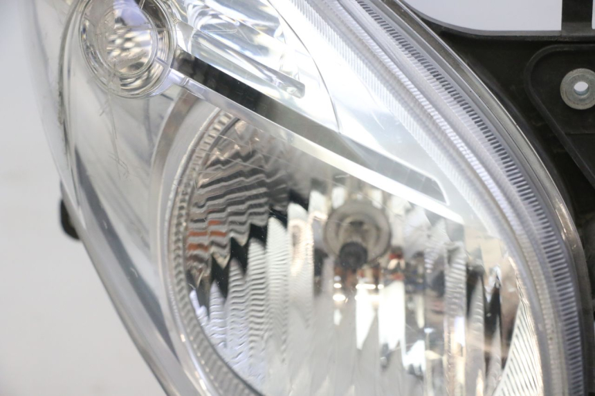 photo de PHARE AVANT HONDA FES S-WING SWING ABS 125 (2007 - 2015) - Vue rapprochée