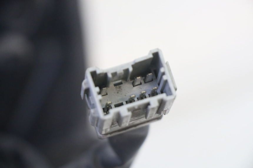 photo de PHARE AVANT HONDA FES S-WING SWING ABS 125 (2007 - 2015) - Vue rapprochée