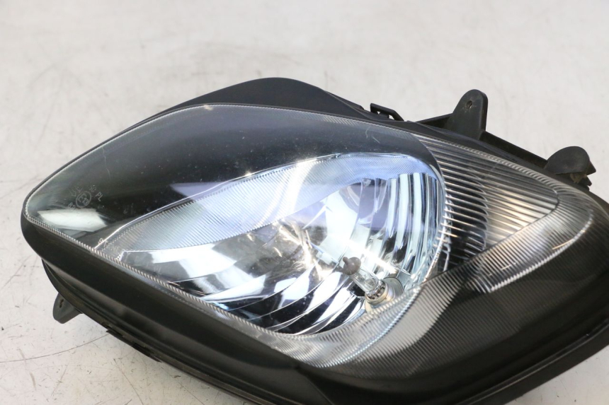 photo de PHARE AVANT GAUCHE SUZUKI BURGMAN EXECUTIVE ABS 650 (2006 - 2012) - Autre angle de vue