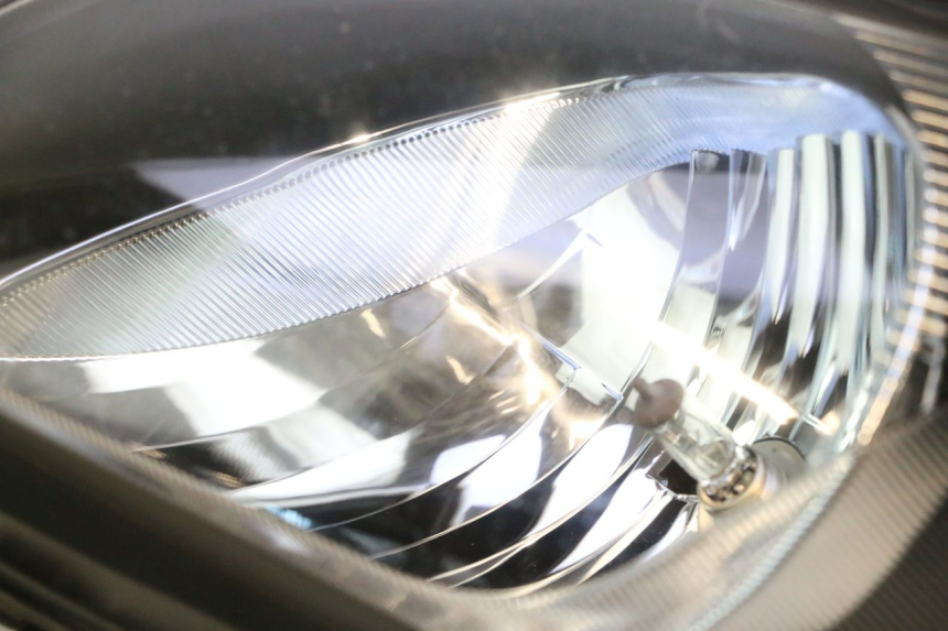 photo de PHARE AVANT GAUCHE SUZUKI BURGMAN EXECUTIVE ABS 650 (2006 - 2012) - Gros plan technique