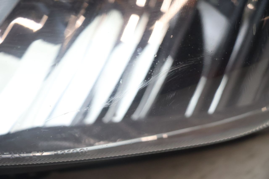 photo de PHARE AVANT GAUCHE SUZUKI BURGMAN EXECUTIVE ABS 650 (2006 - 2012) - Zoom état d’usage