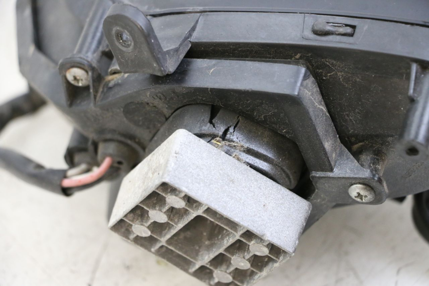 photo de PHARE AVANT GAUCHE NECO GPX LC 2T 50 (2014 - 2018) - Points de fixation