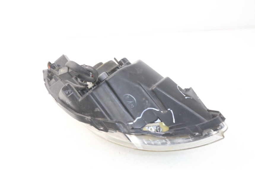 photo de PHARE AVANT GAUCHE PEUGEOT SATELIS 300 (2012 - 2015) - Gros plan technique