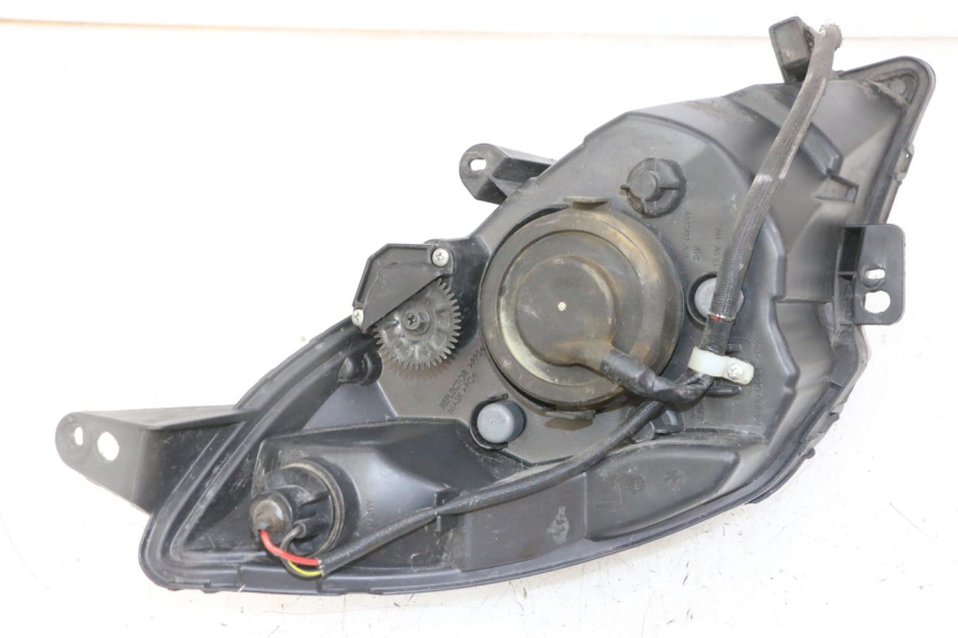 photo de PHARE AVANT GAUCHE PEUGEOT SATELIS 125 (2013 - 2018) - Autre angle de vue