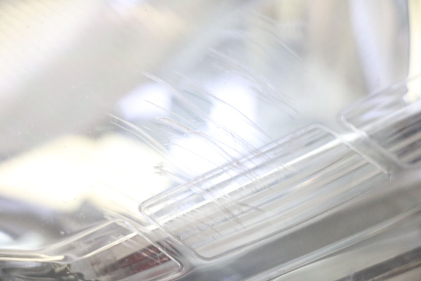 photo de PHARE AVANT GAUCHE PEUGEOT SATELIS 125 (2010 - 2012) - Gros plan technique